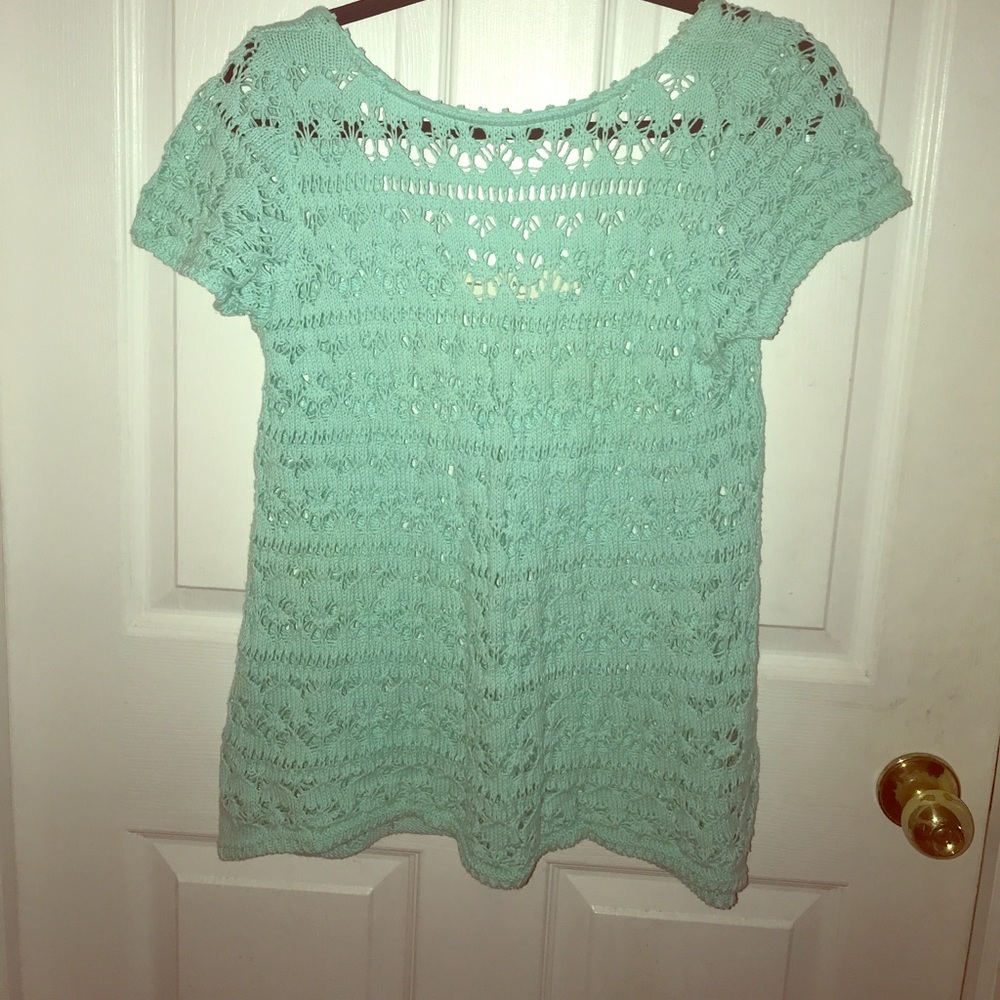 Mint green knitted t-shirt. Crew neck deep back